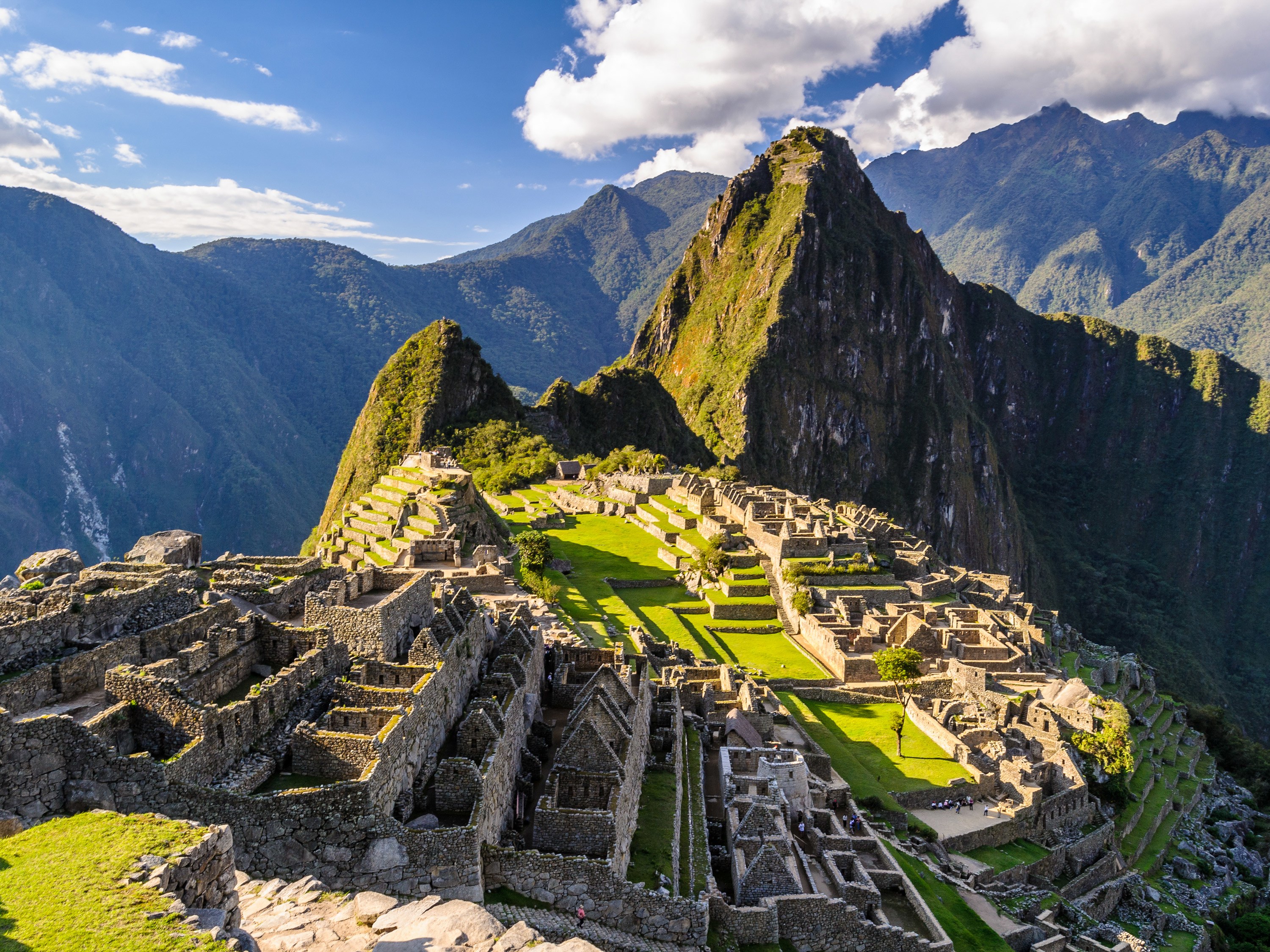 Vista aérea de Machu Picchu al amanecer entre los Andes